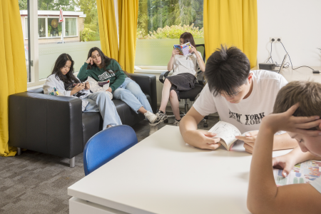 In de bieb_1_450 x 300 px_RGB96